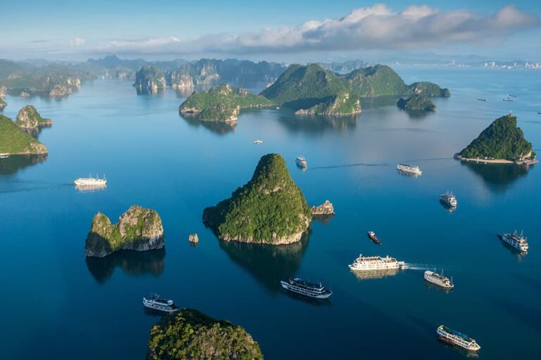 ベトナムの世界遺産ハロン湾に浮かぶ奇岩とクルーズ船の風景