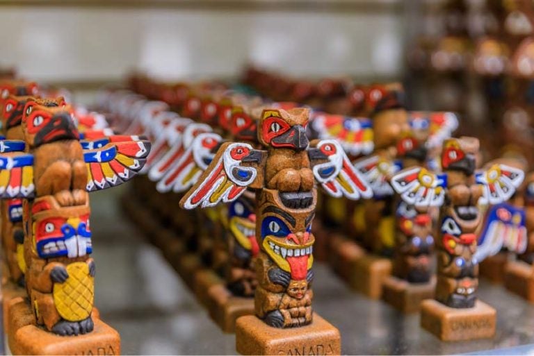 カナダのトーテムポールのカラフルな土産物