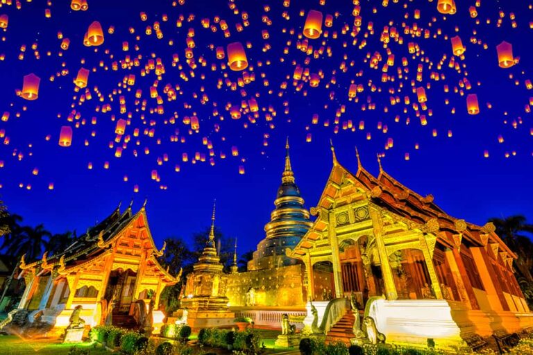 11月にタイで開催される世界的イベント「イーペン祭り」で、ライトアップされた美しい寺院の夜空へ無数のランタンが放たれる幻想的な風景