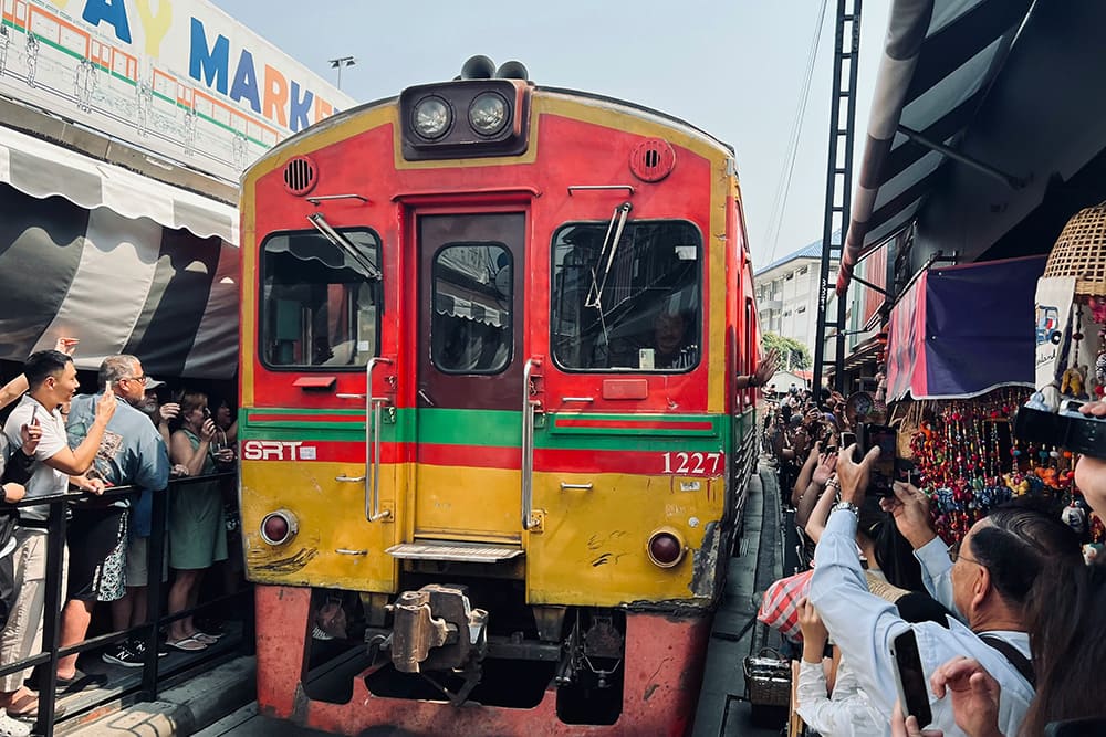 タイの観光地 メークロン鉄道市場