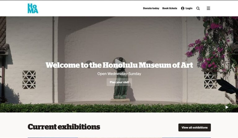 ホノルル美術館の中庭と展示エリアを備えた美術館施設の外観風景
