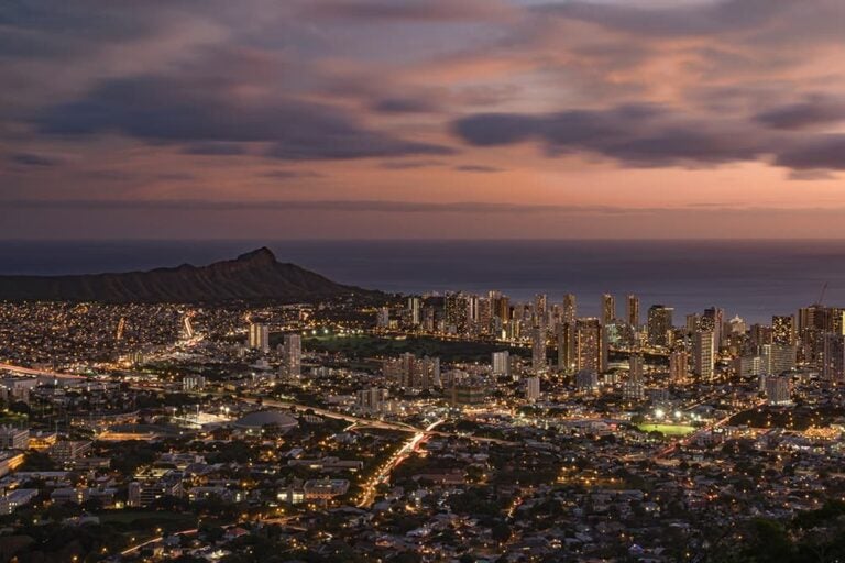 タンタラスの丘から夕暮れ時のホノルル市街地とダイヤモンドヘッドを見渡す夜景スポットの風景
