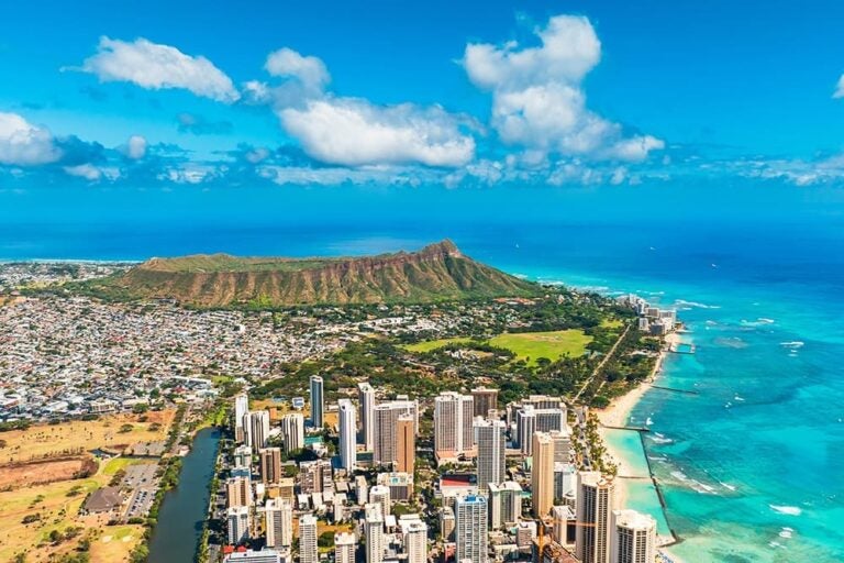 ダイヤモンドヘッドとワイキキの海岸線を上空から一望したオアフ島の絶景