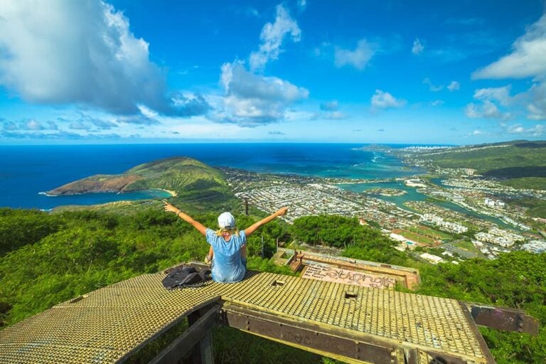 オアフ島東海岸の海と街並みを高台から見渡す、5泊7日でゆったり巡るハワイ観光のイメージ