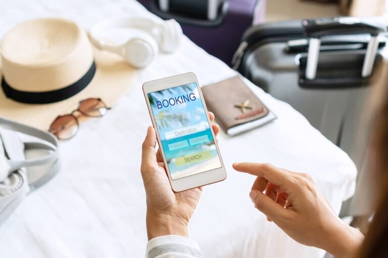 スマートフォンで観光予約を確認しながらハワイ旅行の出発準備を進める様子