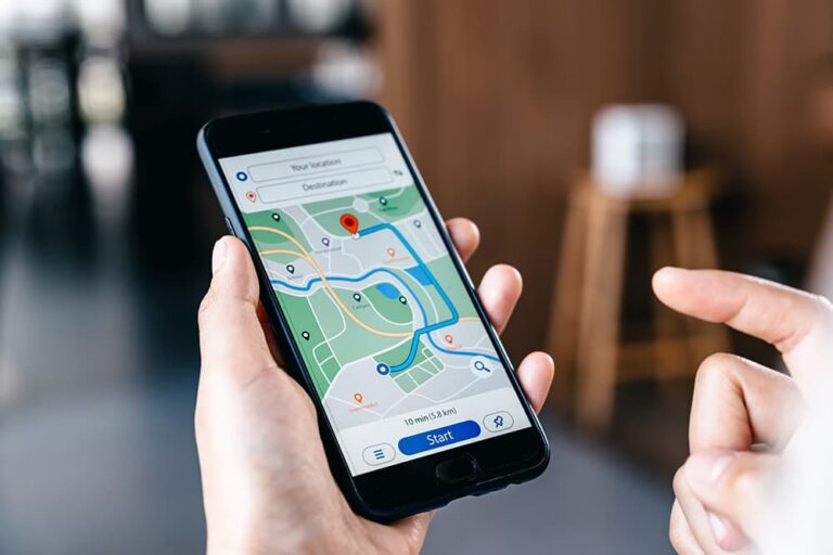 地図アプリを表示したスマートフォンを操作しながらハワイ旅行中の移動ルートを確認する様子
