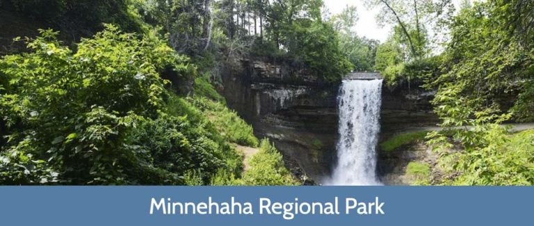 ミネハハ地域公園の象徴である滝の美しい風景。