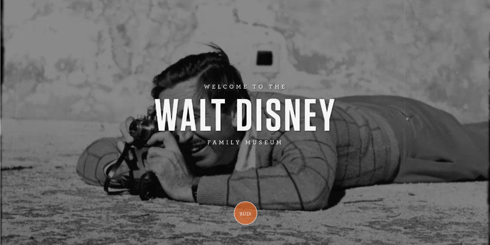 カメラを構えるウォルト・ディズニーの写真を背景に、「WELCOME TO THE WALT DISNEY FAMILY MUSEUM」というテキストが中央に配置された画像。