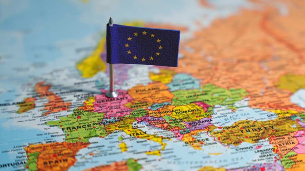 ヨーロッパ地図に立てられた欧州連合（EU）の旗のピン。ドイツとフランス周辺に刺さっている。