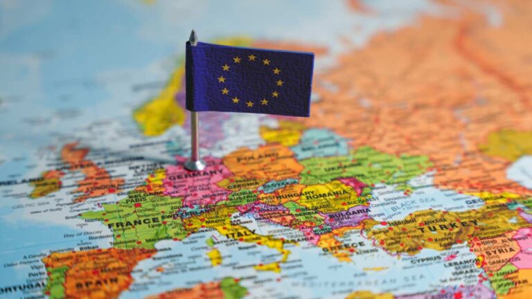 ヨーロッパ地図に立てられた欧州連合（EU）の旗のピン。ドイツとフランス周辺に刺さっている。