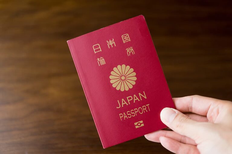 ハワイ旅行の必需品として手に持った日本のパスポート
