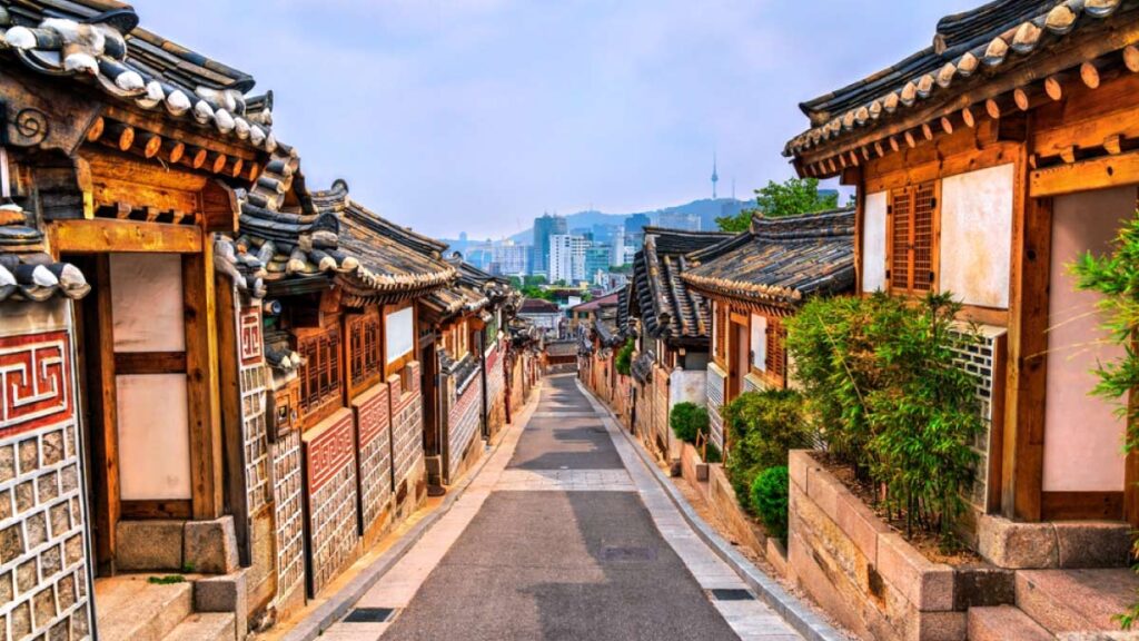 伝統的な韓屋が並ぶソウル・北村韓屋村の風景