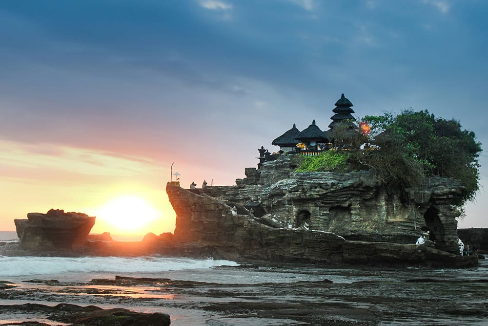 バリ観光地  タナ・ロット寺院