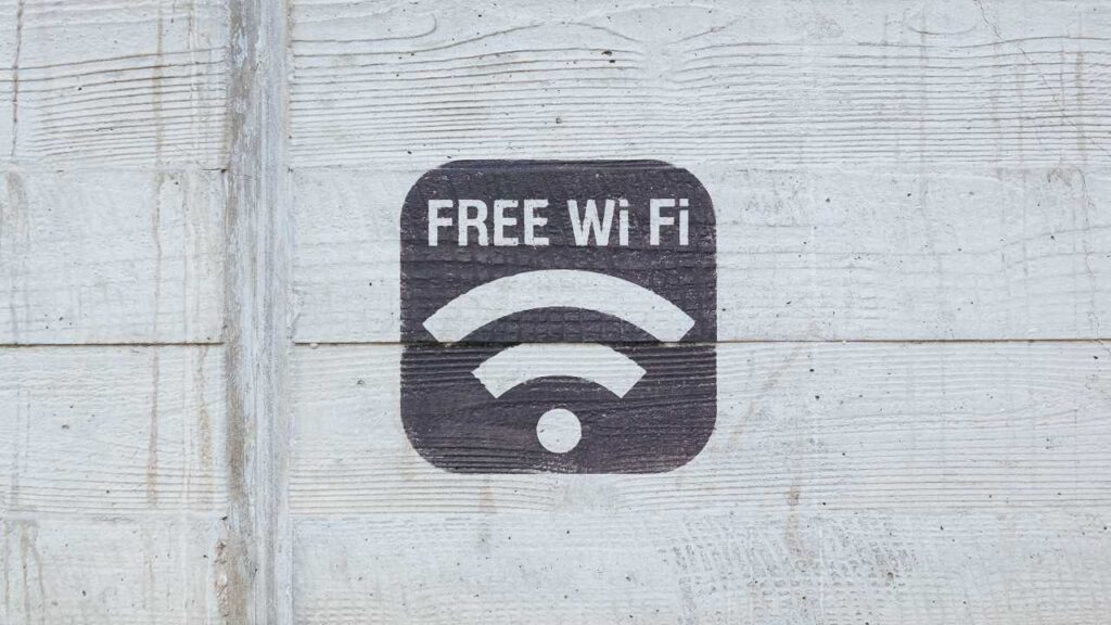 壁に描かれた「FREE WiFi」のアイコン。公共WiFiの利用可能エリアを示しているシンプルなデザイン。