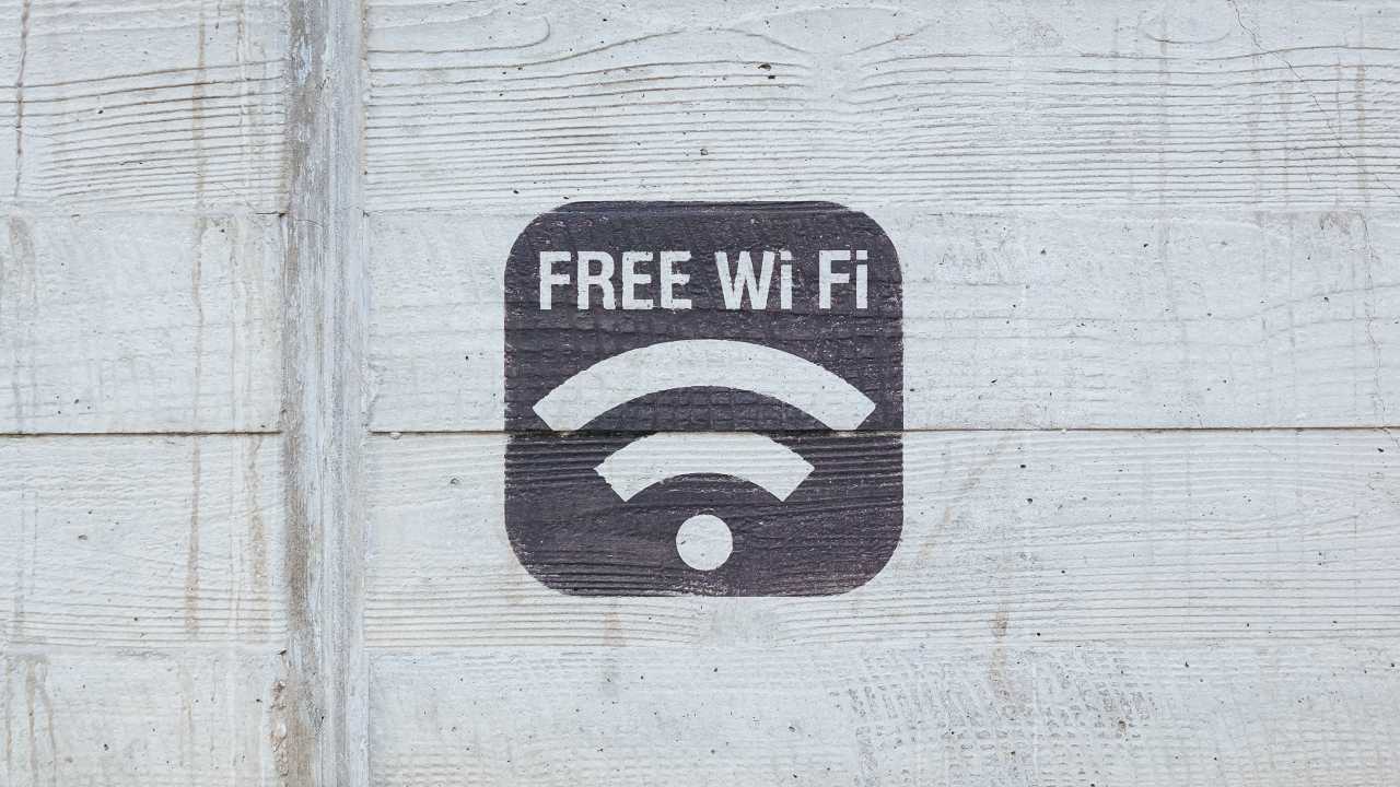 壁に描かれた「FREE WiFi」のアイコン。公共WiFiの利用可能エリアを示しているシンプルなデザイン。