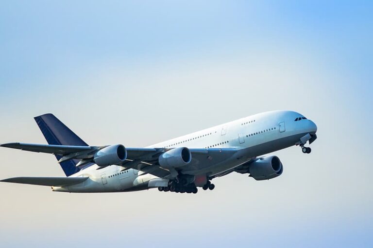 韓国旅行の費用で大きな割合を占める航空券代をイメージした、青空へ向けて離陸する大型旅客機