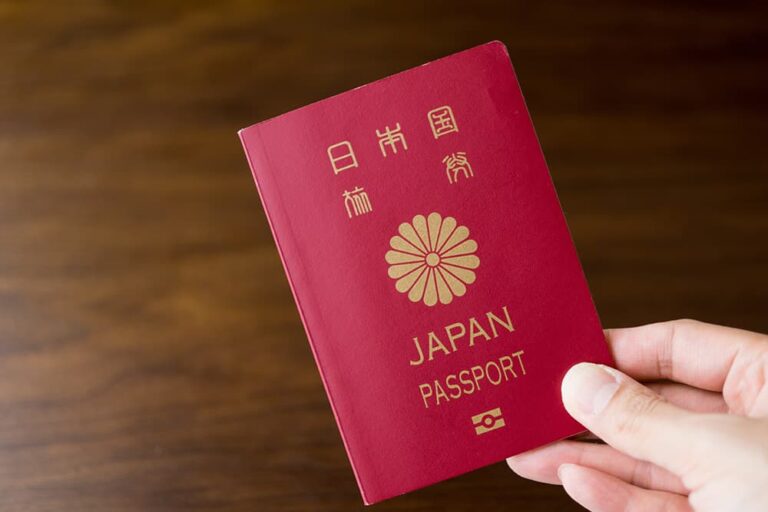 韓国旅行の持ち物準備とあわせて出発前に必ず確認しておきたい、赤い日本のパスポート