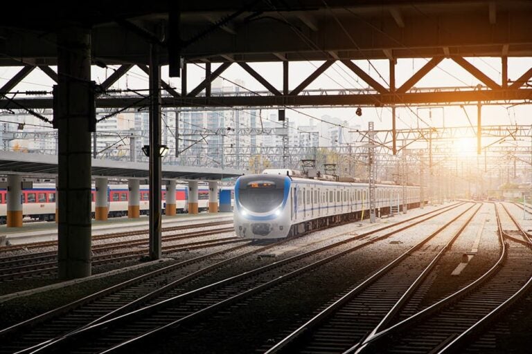 韓国旅行での移動にかかる現地交通費をイメージした、駅のホームに入線する電車の風景