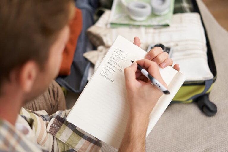 韓国旅行の持ち物チェックリストをノートに書き出している様子