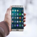 手に持ったサムスンのスマートフォンのクローズアップ画像