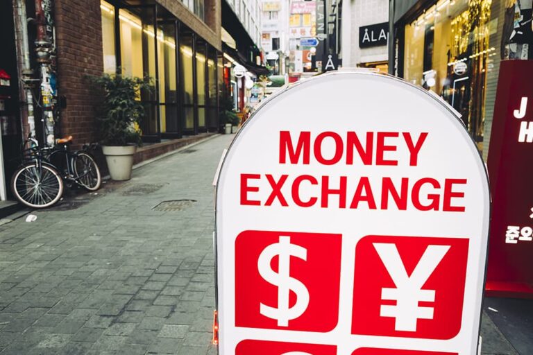 ソウル市内の通りに置かれた両替所の看板