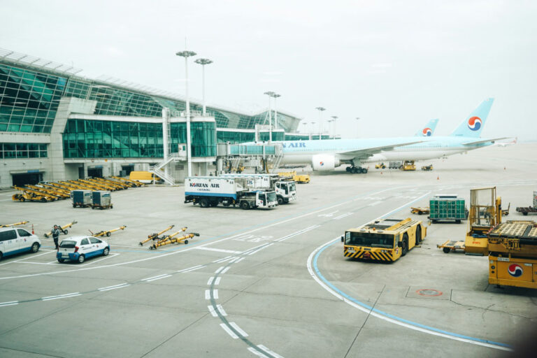 仁川国際空港のターミナルと滑走路の様子。