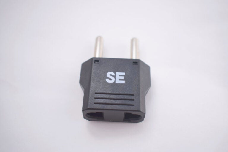 韓国で使用されるSEタイプの電源プラグ。