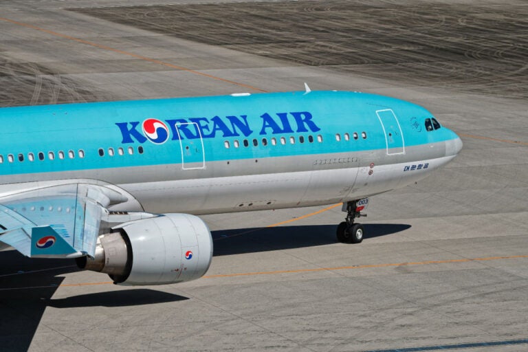 韓国の航空会社「Korean Air」の飛行機が空港のターマック(駐機場)に停まっている様子。