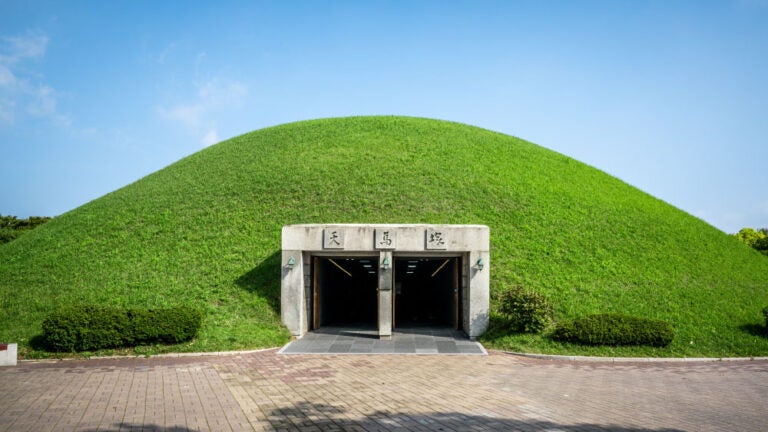 韓国・慶州にある「天馬塚(チョンマチョン)」の外観。