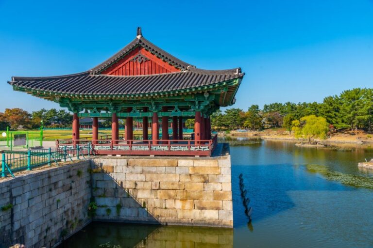 韓国・慶州にある東宮と月池(旧・雁鴨池)の伝統的な韓国建築の建物。