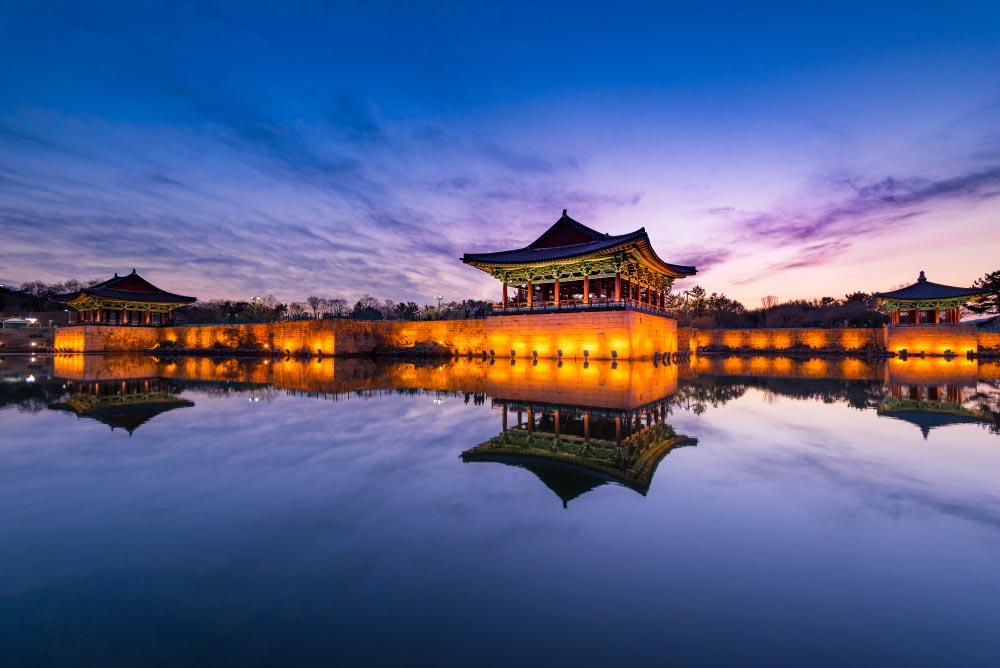 韓国・慶州の東宮と月池（旧・雁鴨池）の夜景。