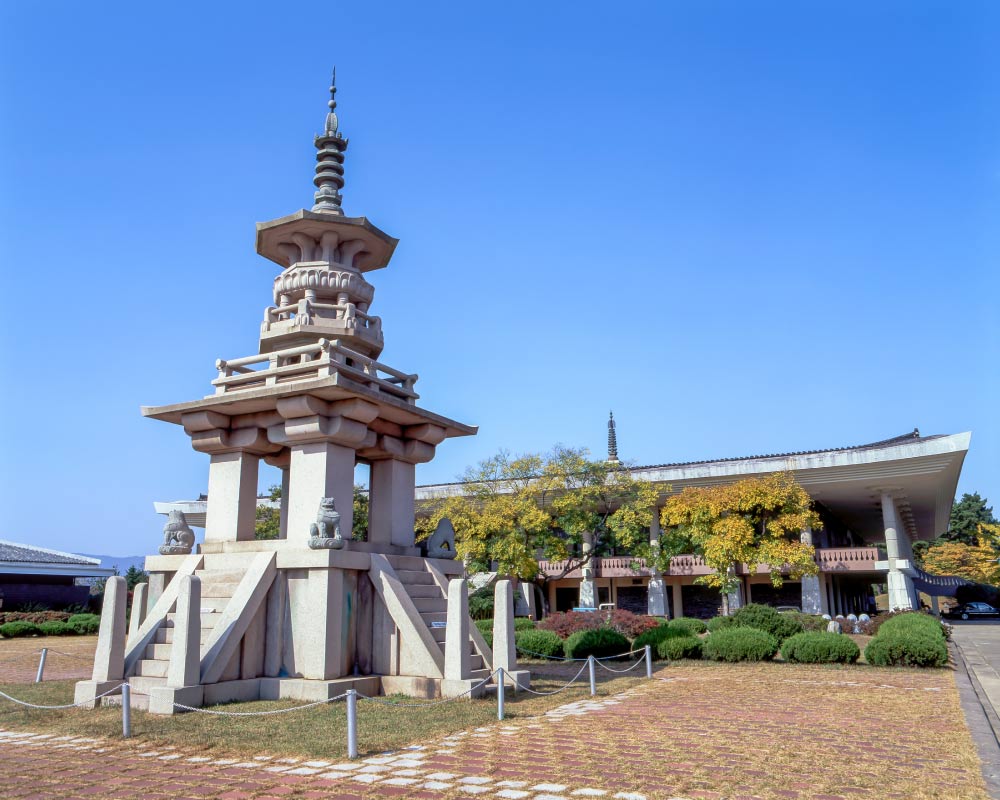 韓国・慶州の仏国寺にある多宝塔（ダボタプ）。華麗で独特な構造を持つ石造りの仏塔で、新羅時代の仏教建築の代表例。