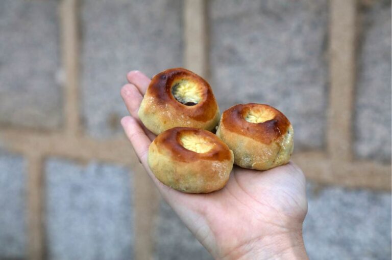韓国・慶州の名物、皇南パン(ファンナムパン)。手のひらに乗せられた3つの皇南パンは、薄い生地の中にたっぷりのあんこが詰まった伝統的な焼き菓子。