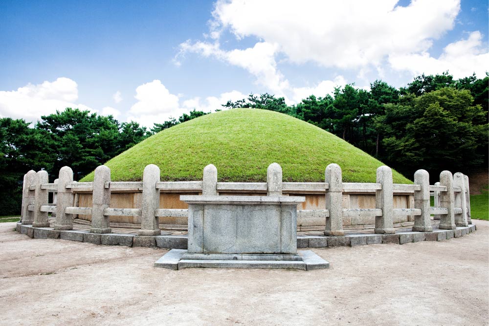 韓国・慶州にある新羅王朝の王陵。