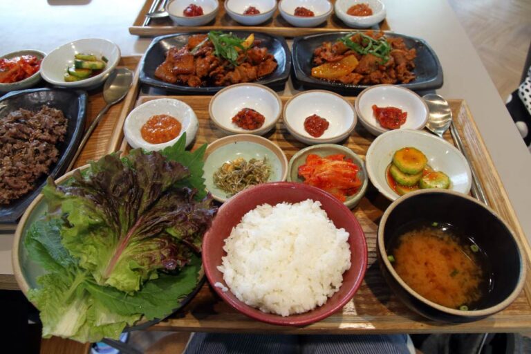 韓国の伝統的な定食「韓食(한식)」。白ご飯を中心に、味噌汁、キムチ、ナムル、焼肉(プルコギ)、甘辛い豚肉炒め(ジェユクポックム)など、多彩なおかず(パンチャン)が並ぶ。