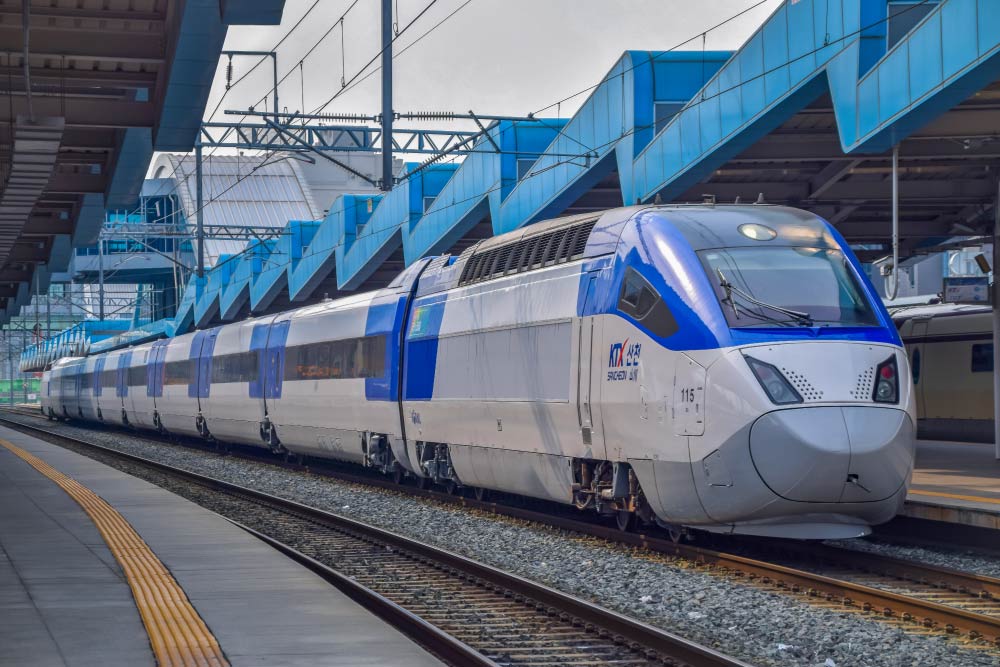 韓国のKTX（韓国高速鉄道）が駅に停車している様子。