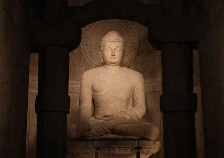 韓国・慶州にある世界遺産「石窟庵(ソックラム)」の仏像。