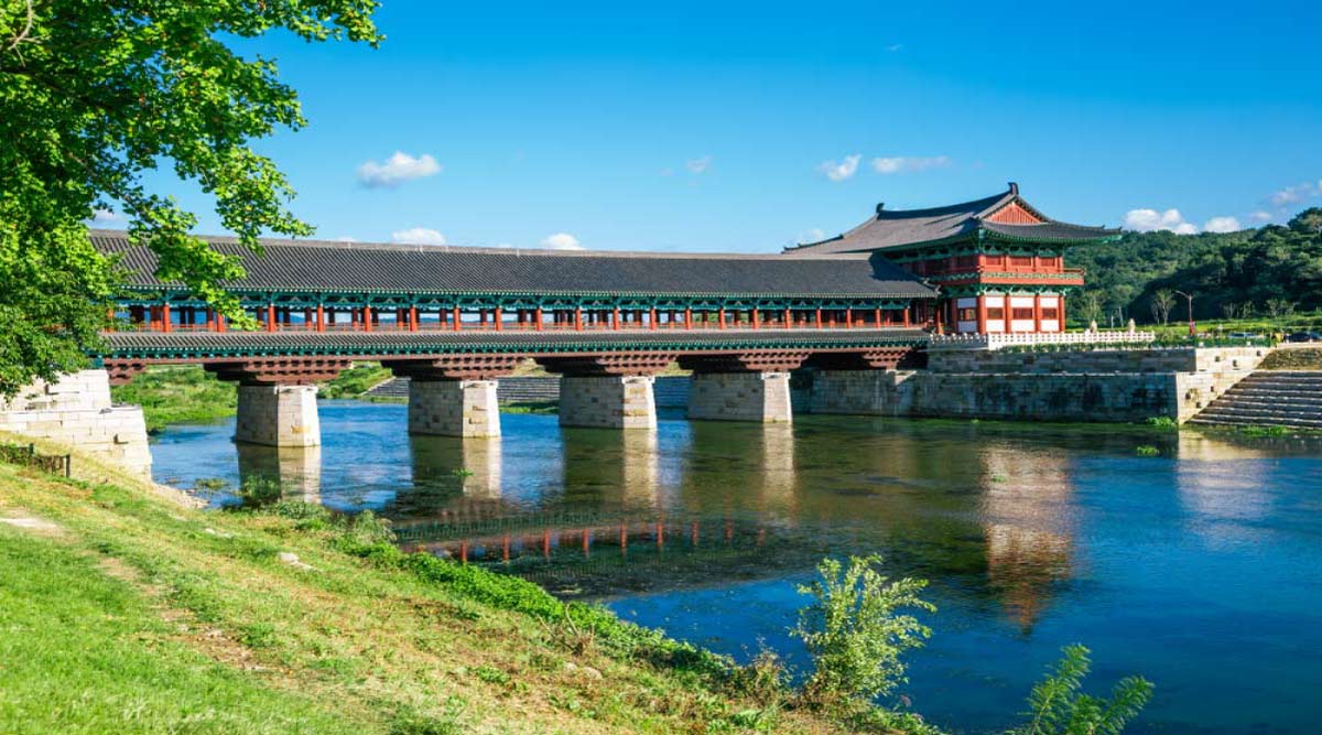 韓国・慶州にある月精橋（ウォルジョンギョ）の美しい昼間の風景。