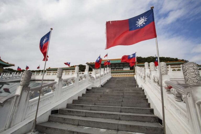 台北の国立故宮博物院の石段に並ぶ台湾の国旗と白い装飾手すり