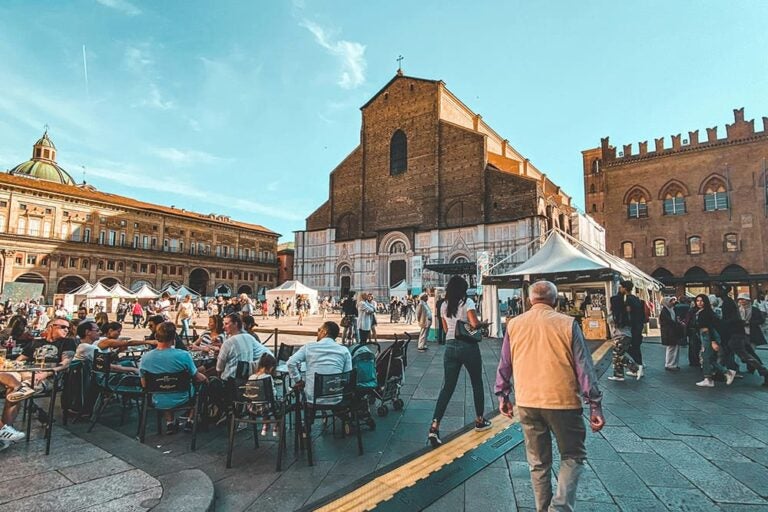 マッジョーレ広場とそこに集まる人々の写真