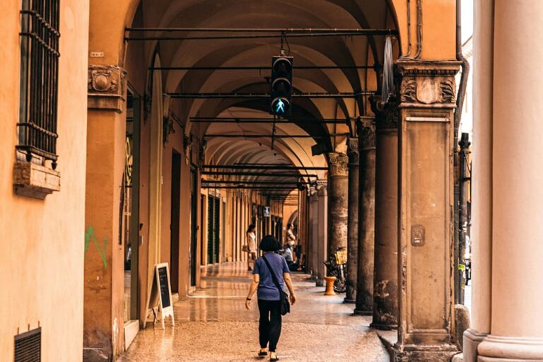 ポルティコを歩く女性の後ろ姿の写真