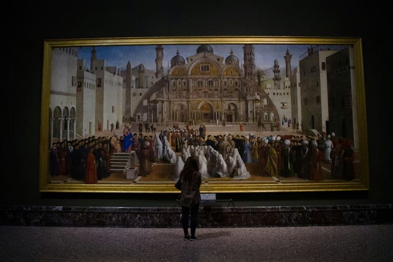 ミラノのブレラ絵画館の展示品を眺める女性