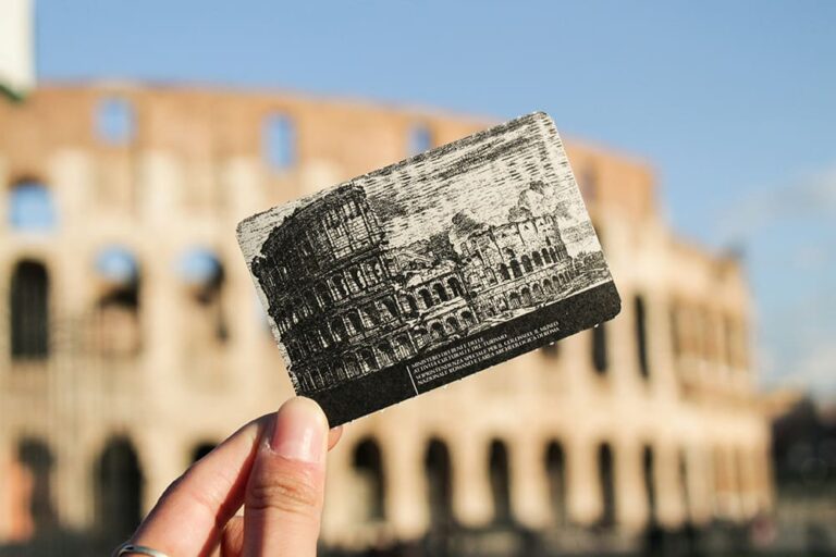 コロッセオを背景に入場チケットに焦点を当てて撮影した写真