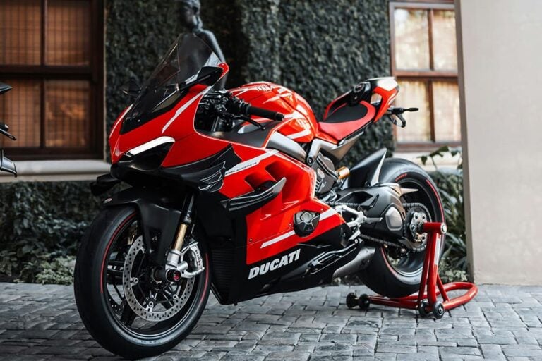 ドゥカティの赤いバイクの写真