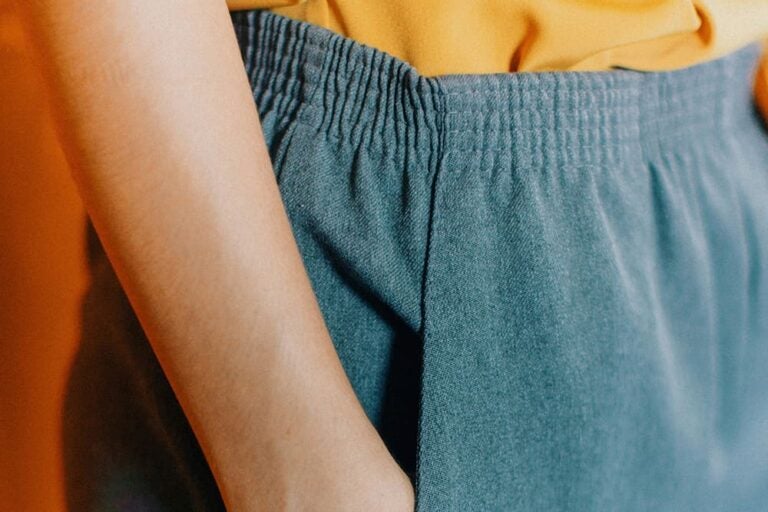 イタリア行きの機内に最適なリラックスできる素材のトップスとボトムスの写真