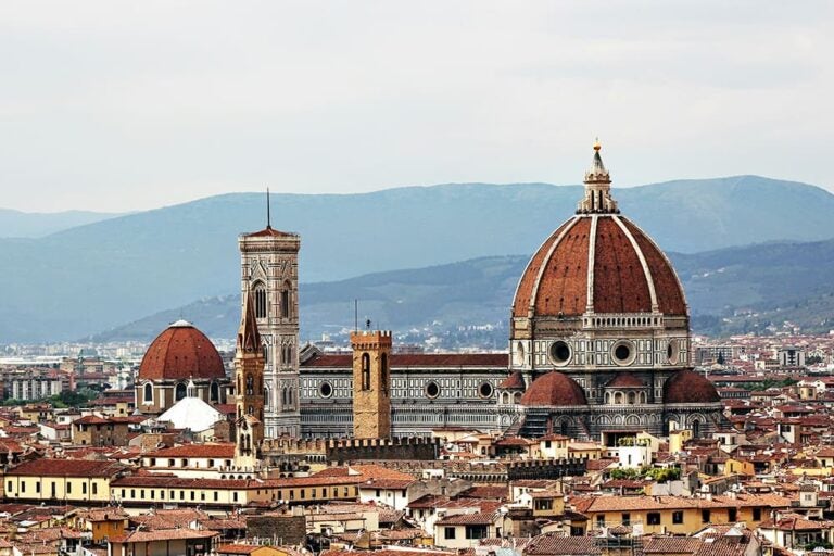 赤レンガの屋根が広がるフィレンツェの街並み