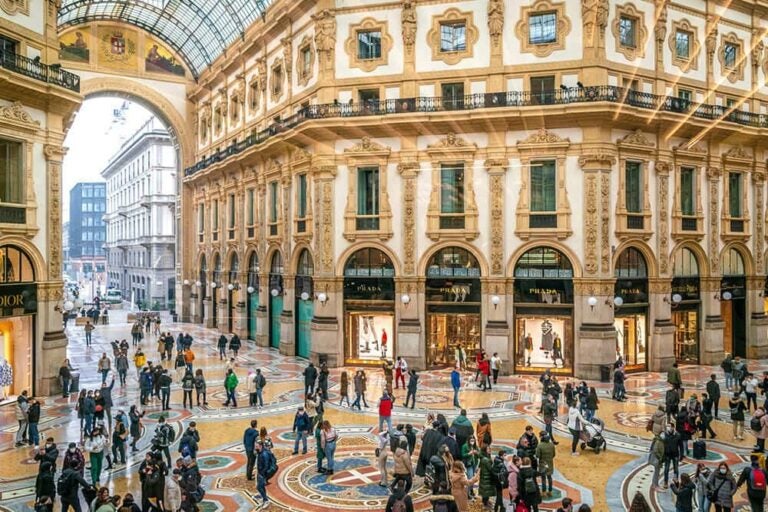 ミラノのヴィットリオ・エマヌエーレ2 世のガッレリアの内部