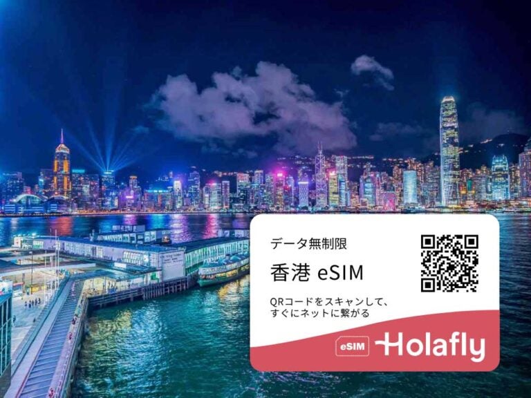 韓国・ソウルの南大門エリアに広がる華やかな夜景。街を行き交う人々とライトアップされたビル群が活気ある都市の雰囲気を演出している。画面には韓国eSIMの広告も表示されている。