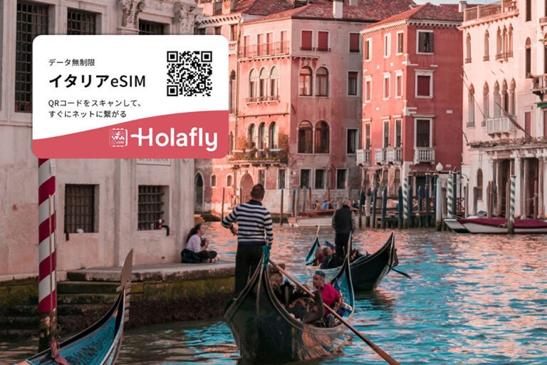 ベネチアのゴンドラを楽しむ人々。左上にHolalfyイタリアeSIMのQRコード。