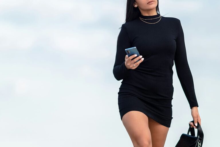 イタリアのオペラ鑑賞に向かう黒のタイトドレスを着た女性の写真